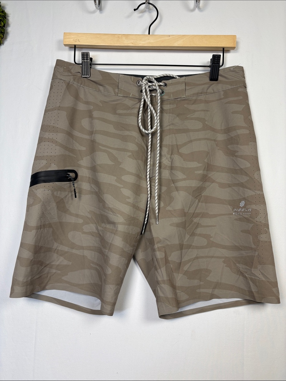 VISSLA Upcycle Coconut High Seas 18.5" Boardshort in Khaki Camo size 30